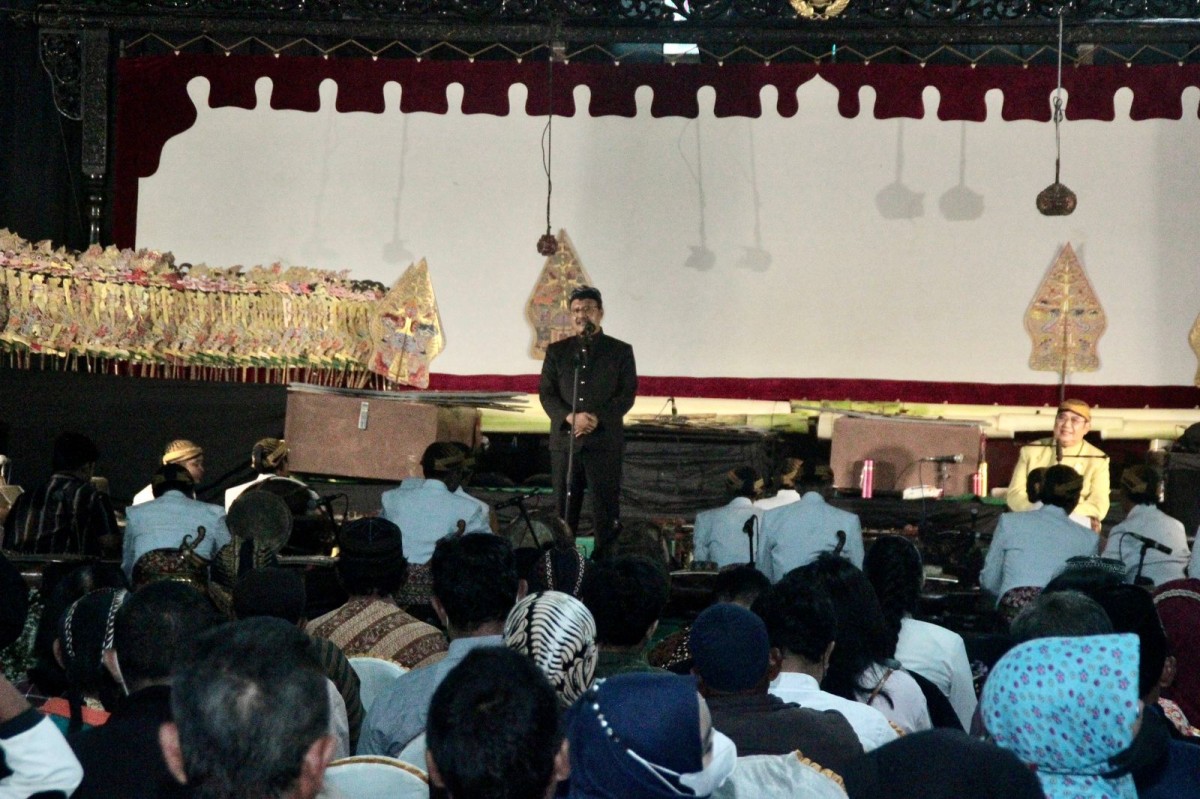 Gus Ipul memberi samburan dalam pergelaran wayang. (Foto: Pemkot Pasuruan)