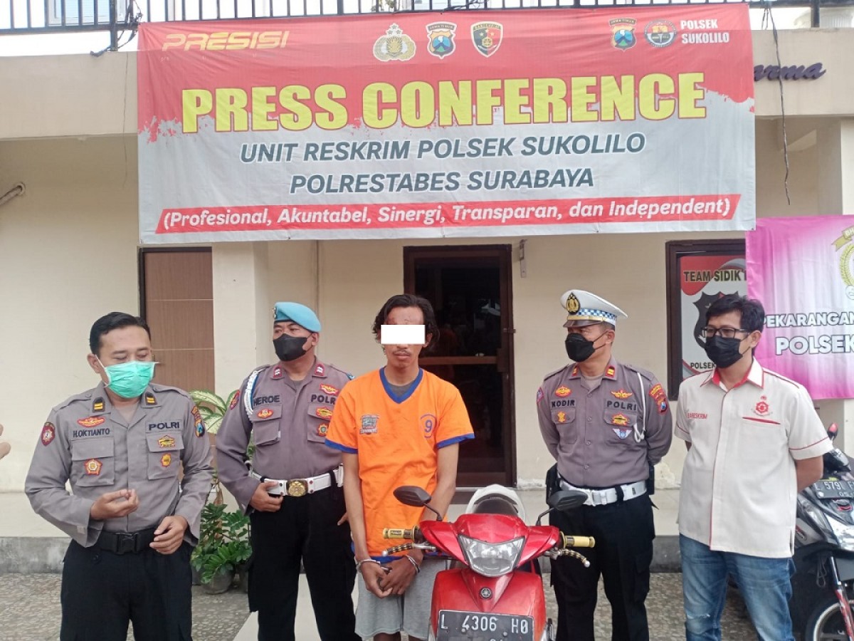 Pelaku pencurian motor diapit Polisi Polsek Sukolilo Surabaya. (Foto: Polsek Sukolilo for jatimnow.com)