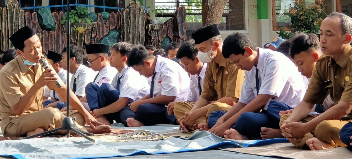 Sejumlah siswa menjalankan doa bersama dan salat gaib untuk mendoakan korban bencana Cianjur. (foto: Achmad Supriyadi/jatimnow.com)