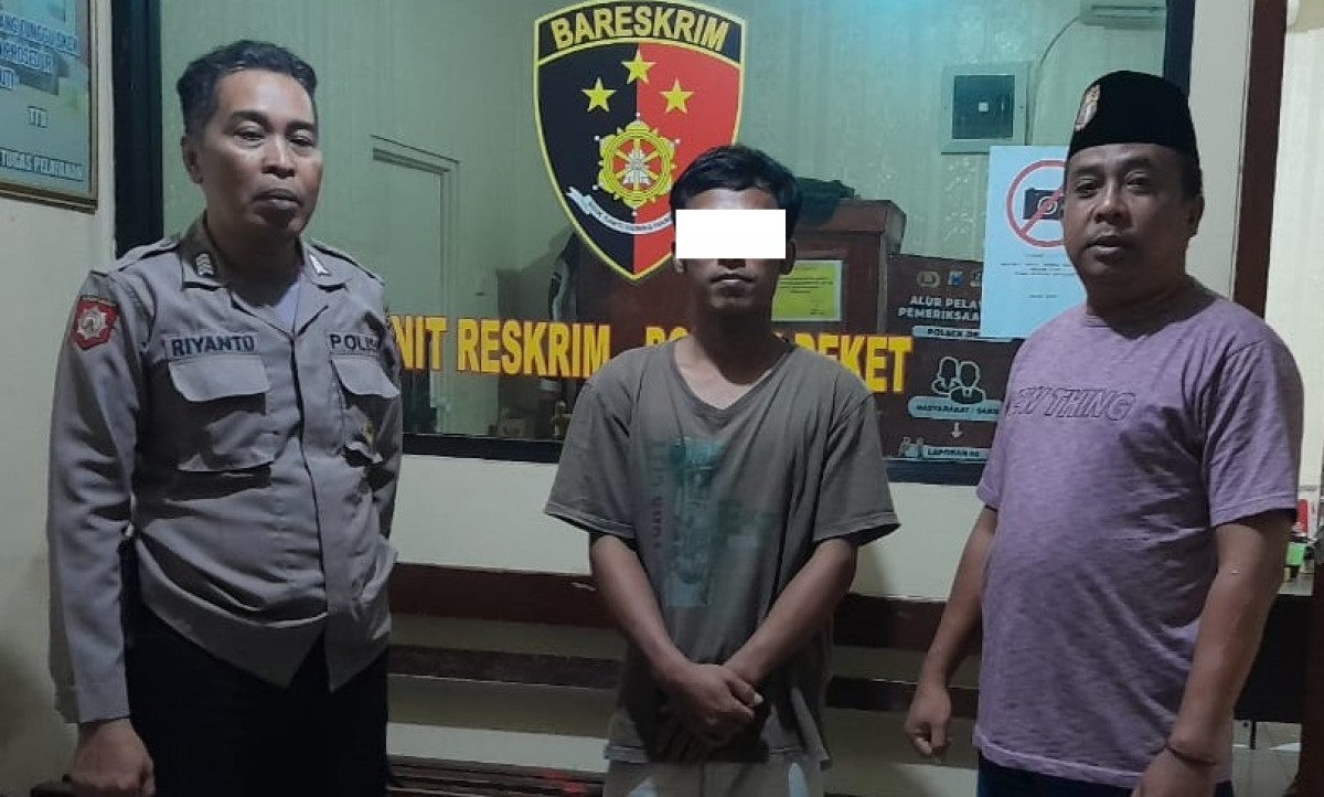 Tersangka pencuri diesel yang dijual online saat diamankan polisi. (Foto: Polsek Deket for jatimnow.com)