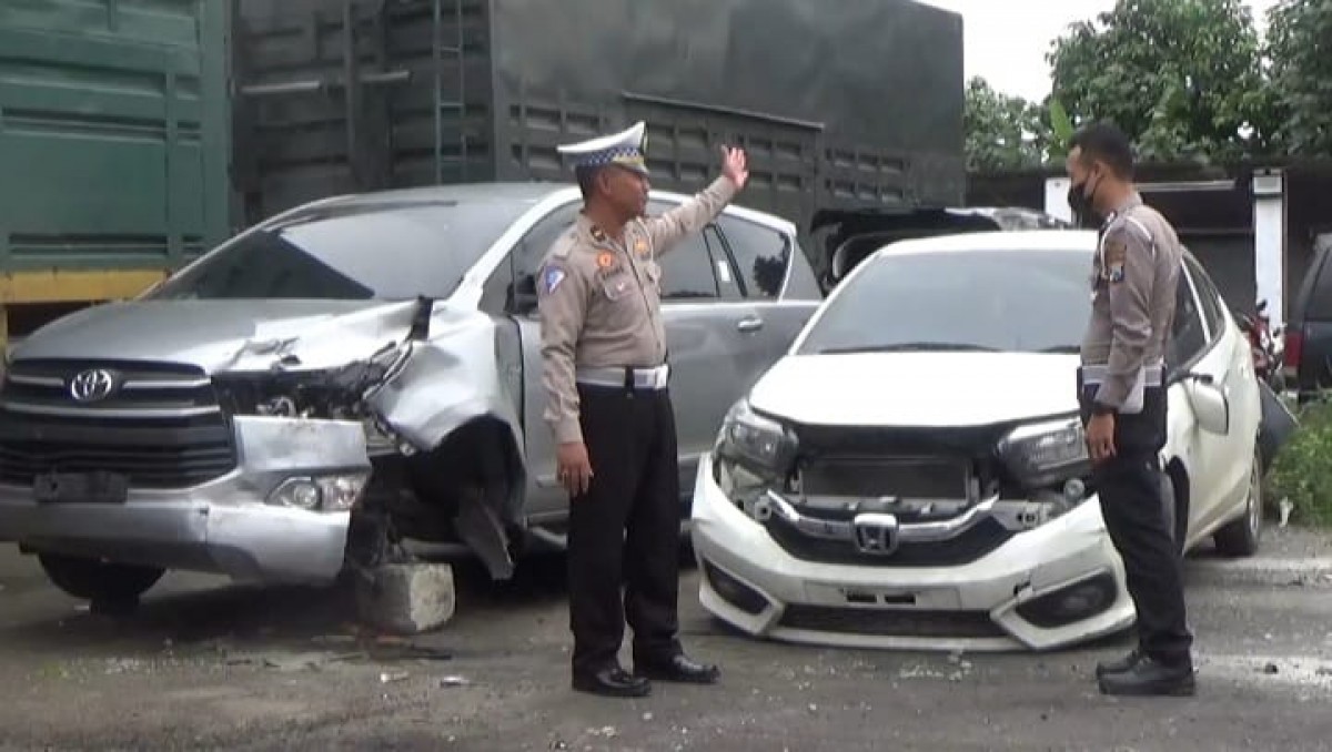 Dua kendaraan milik bapak dan anak yang diamankan polisi di kantor Satlantas Polres Jombang. (Foto: Elok Aprianto/jatimnow.com)