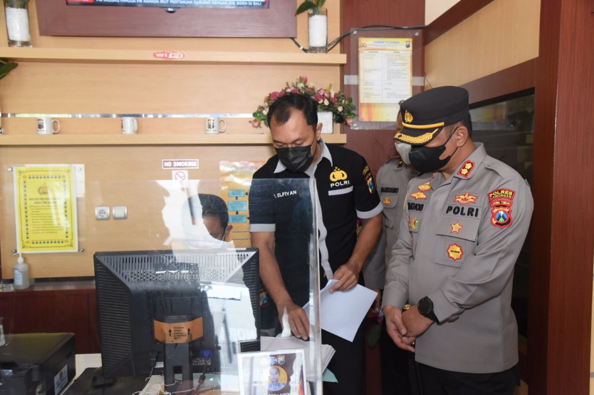 Kapolres Lamongan, AKBP Yakhob Silvana saat menyidak SPKT Polres Lamongan (Foto: Humas Polres Lamongan for jatimnow.com)
