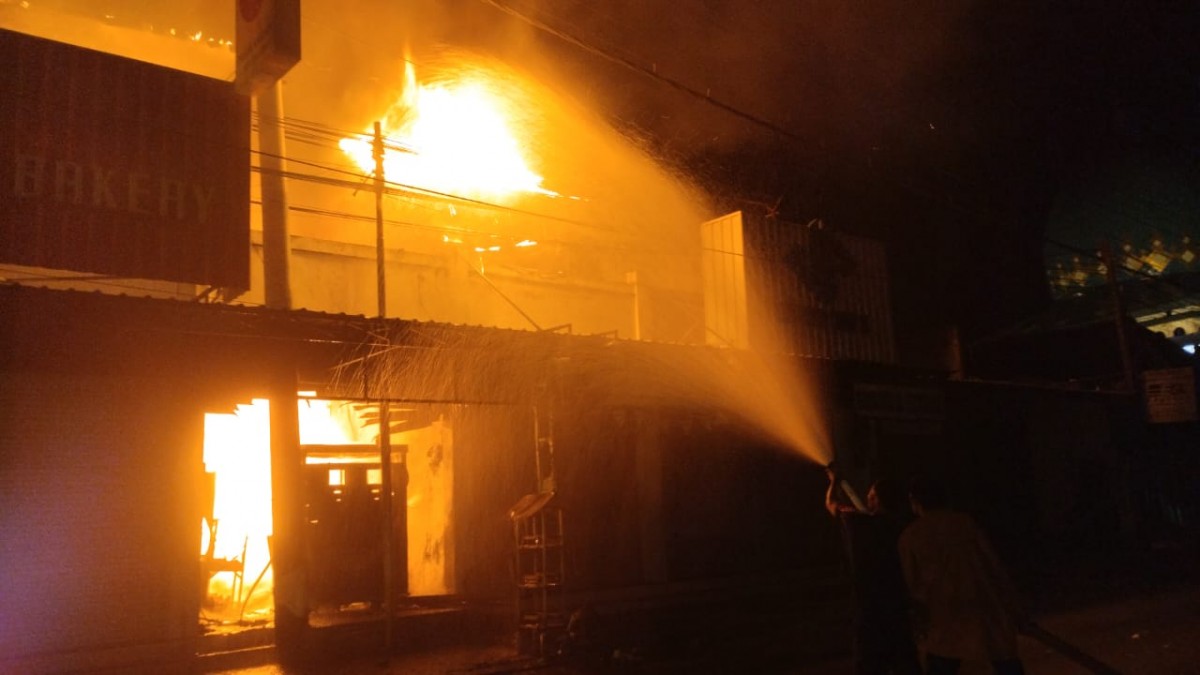 Pemadaman area pertokoan Pasar Kranji, Paciran Lamongan. (Foto: PMK Lamongan for Jatimnow.com)