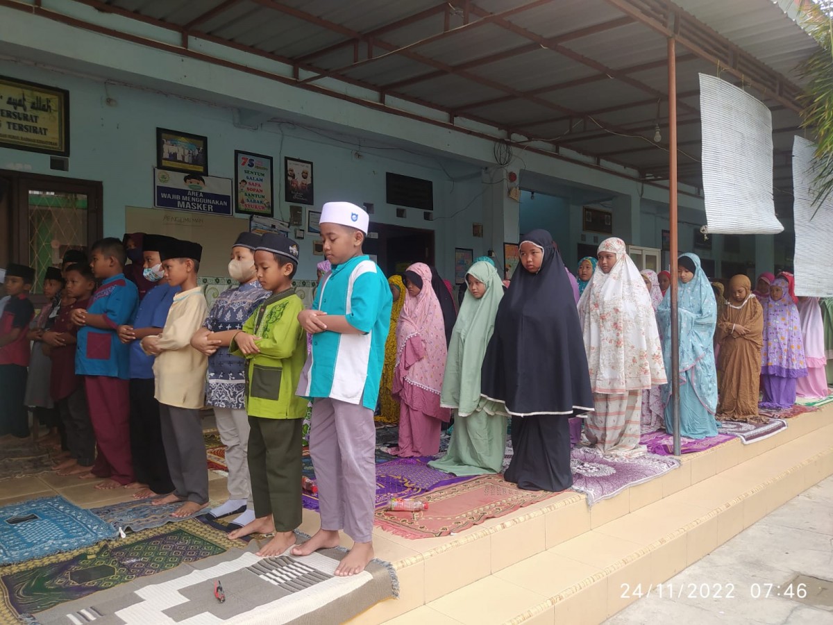 Guru dan siswa di Bangkalan melakukan salat gaib untuk tragedi di Cianjur. (Foto: Fathor Rahman/jatimnow.com)