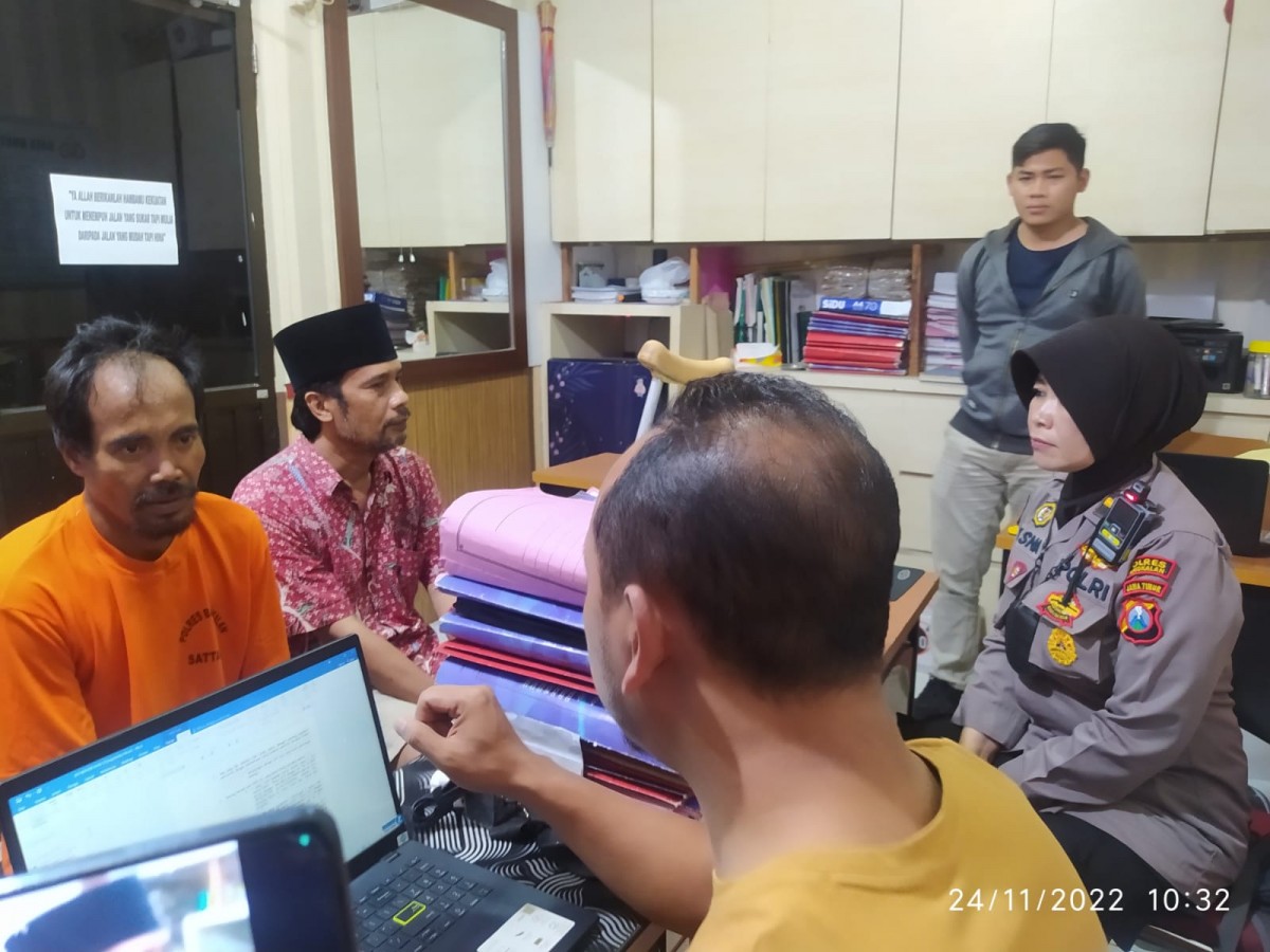 Pelaku pencurian motor saat diinterogasi petugas Polres Bangkalan. (foto: Fathro Rahman/jatimnow.com)