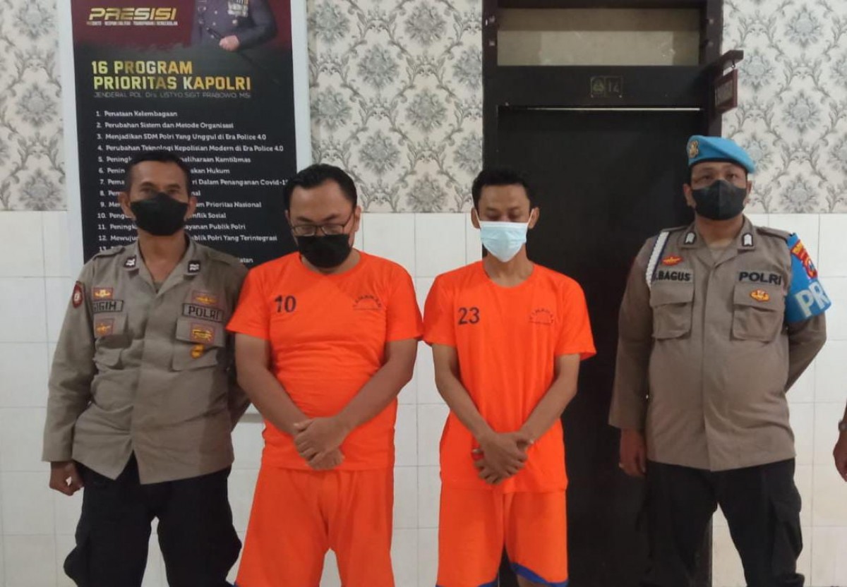 Dua pencuri sepatu asal Sidoarjo dijebloskan ke dalam tahanan Mapolsek Genteng oleh majikannya. (foto: Unit Reskrim Polsek Genteng for jatimnow.com)