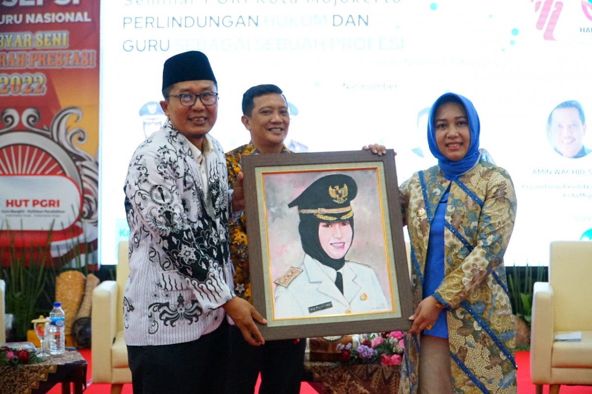 Wali Kota Ika Puspitasari (Ning Ita) saat hadir dalam perayaan HUT PGRI yang digelar Dinas Pendidikan dan Kebudayaan Kota Mojokerto (Foto-foto: Vandi for jatimnow.com)