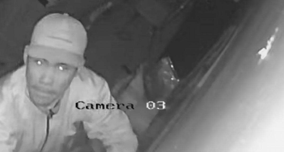 Aksi kawanan maling spesialis barang elektronik saat terekam kamera CCTV di ruang guru SDN Kedungotok, Kecamatan Tembelang. (Foto: tangkapan layar)