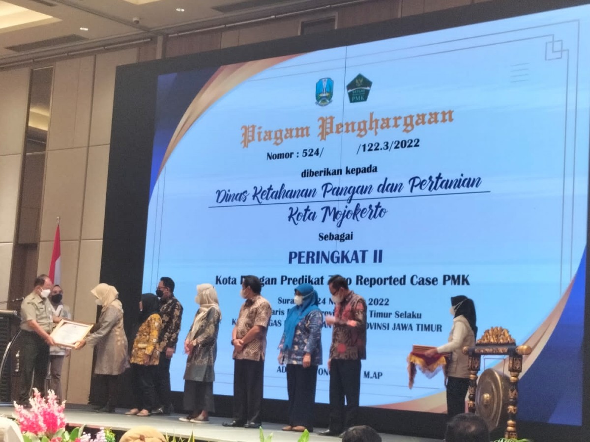 DKPP Kota Mojokerto saat menerima penghargaan dari Pemprov Jatim kategori zero reported case PMK. (foto: Novi for jatimnow.com)