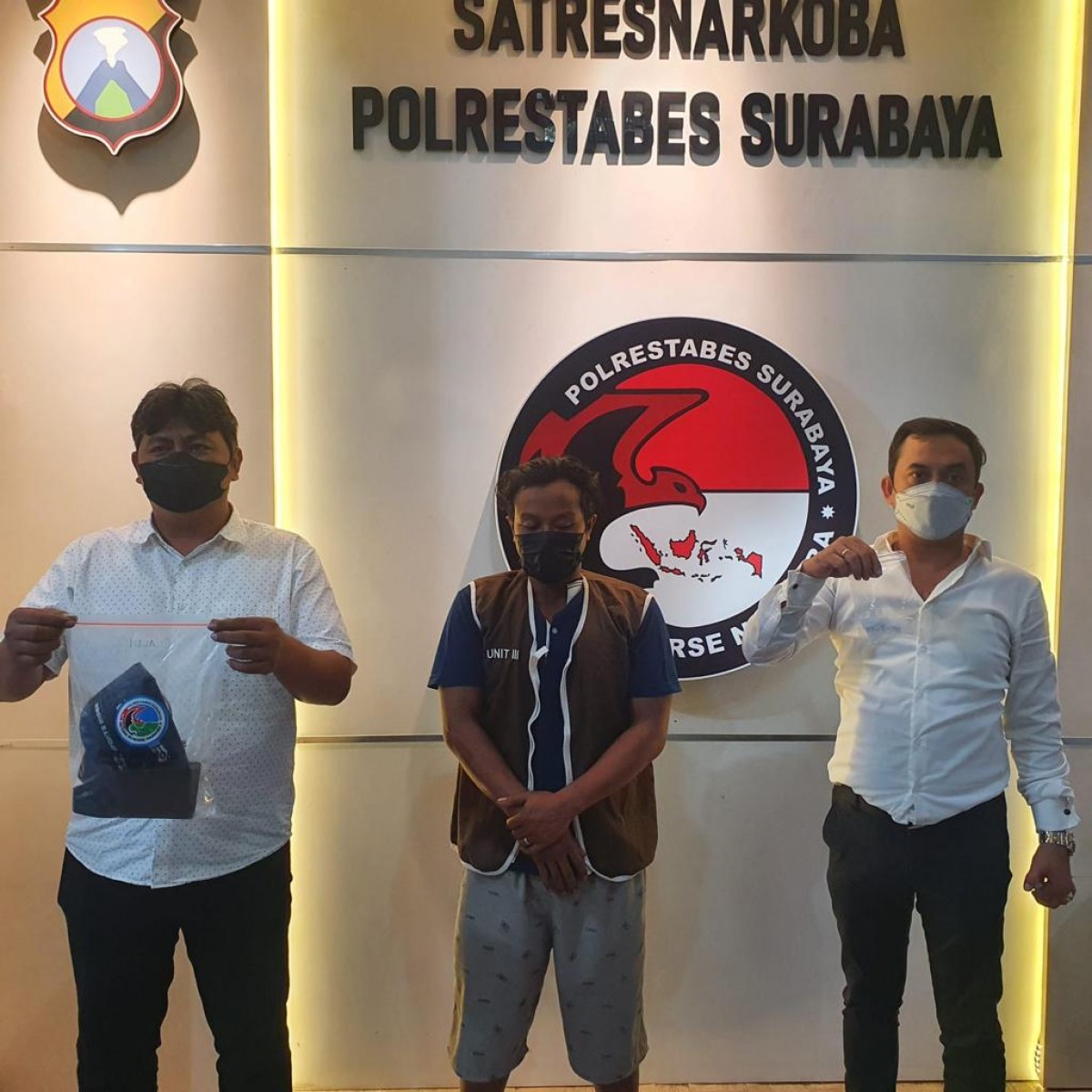 Perawat makam TPU Keputih berurusan dengan Polrestabes Surabaya lantaran memiliki narkoba jenis sabu. (foto: Satnarkoba Polrestabes Surabaya for jatimnow.com)