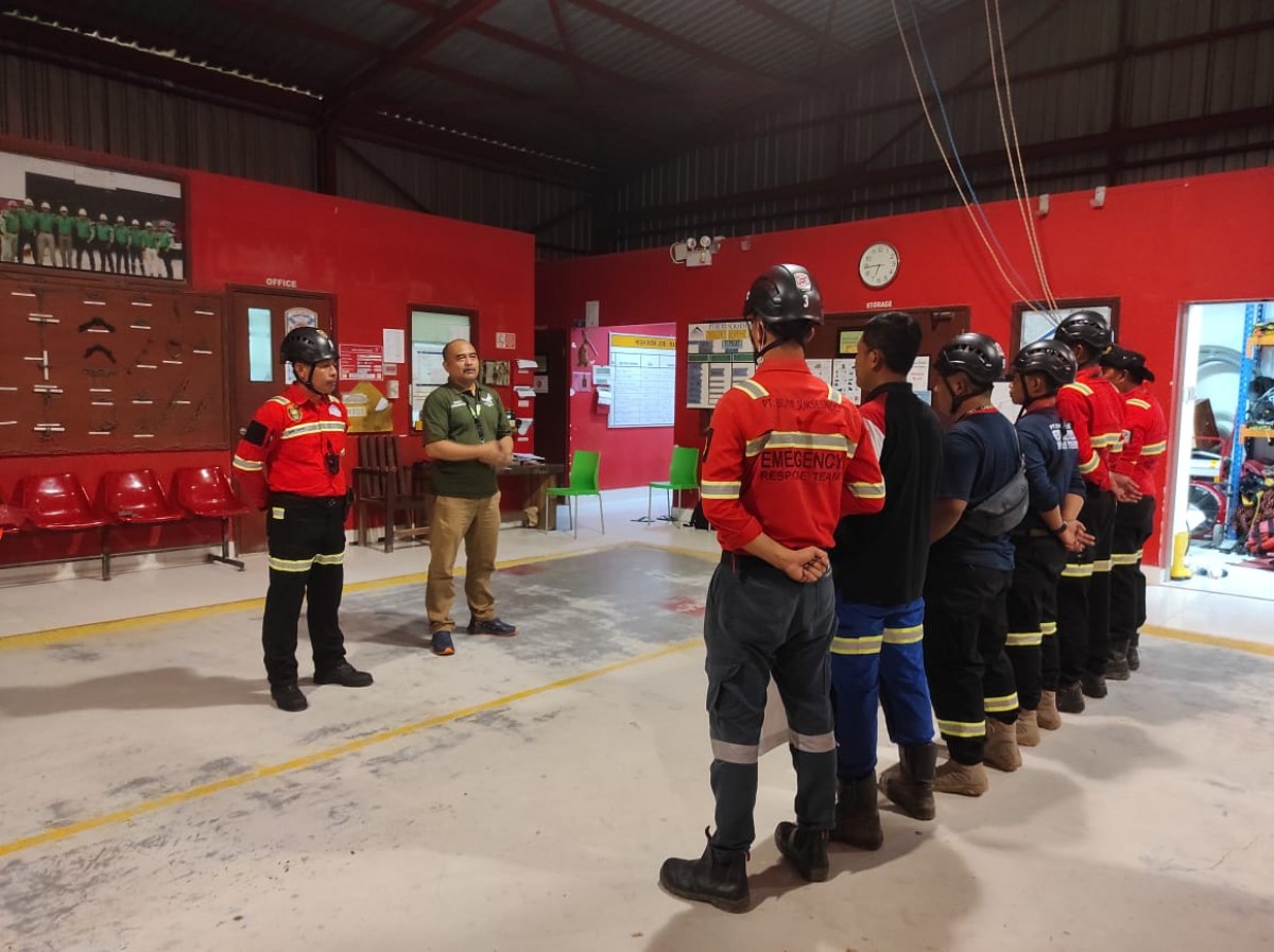 Merdeka Copper Gold Group mengirim ERT ke Cianjur untuk memberi bantuan. (foto: BSI for jatimnow.com)