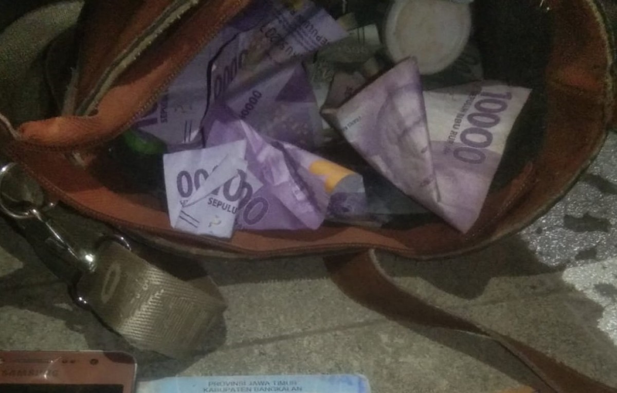 Barang bukti tas yang berisi uang, handphone, dua KTP. (Foto: Polsek Kenjeran for jatimnow.com)