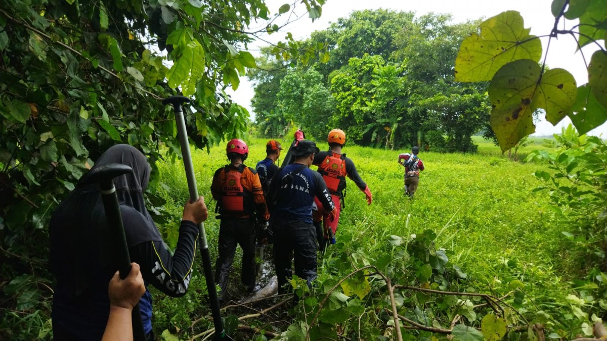 Petugas saat melakukan pencarian korban. (Foto: Polsek Winongan)