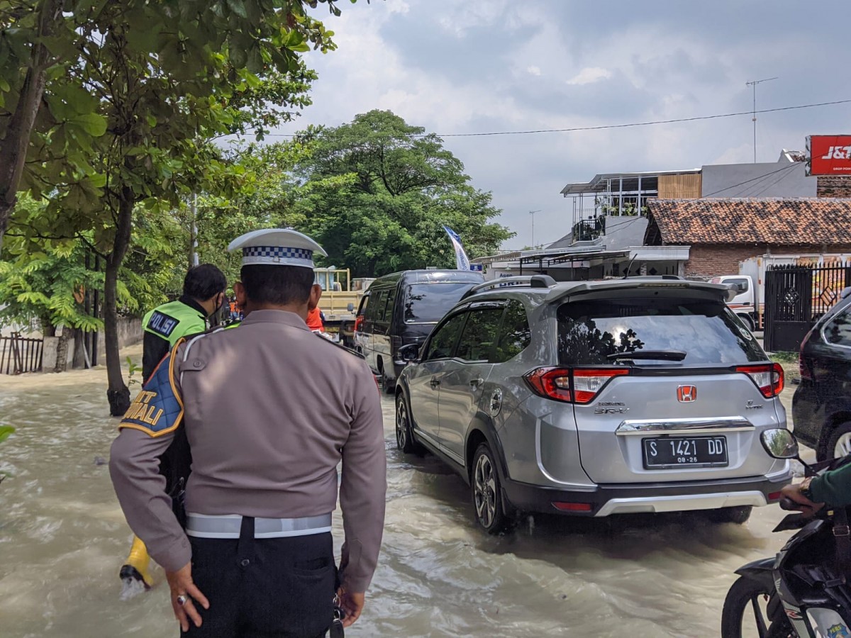 Satlantas Polres Bojonegoro saat mengatur arus lalu lintas. (Foto: Misbahul Munir/jatimnow.com)