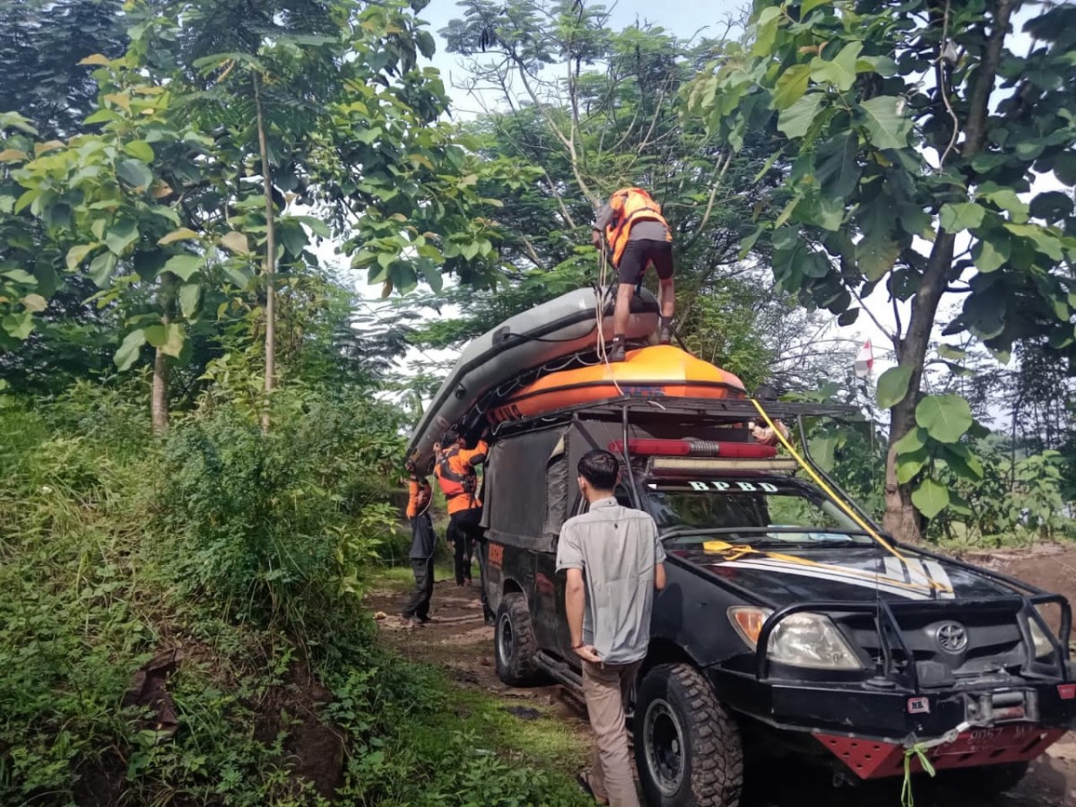 Petugas BPBD terus melakukan pencarian terhadap Jupri yang bunuh diri di Sungai Brantas Jombang. (foto: Elok Aprianto/jatimnow.com)