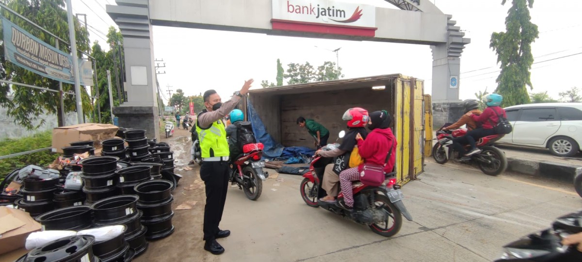 Truk terguling menutupi jalan nasional Lamongan. (Foto: Unit Gakkum Polres Lamongan for jatimnow.com)