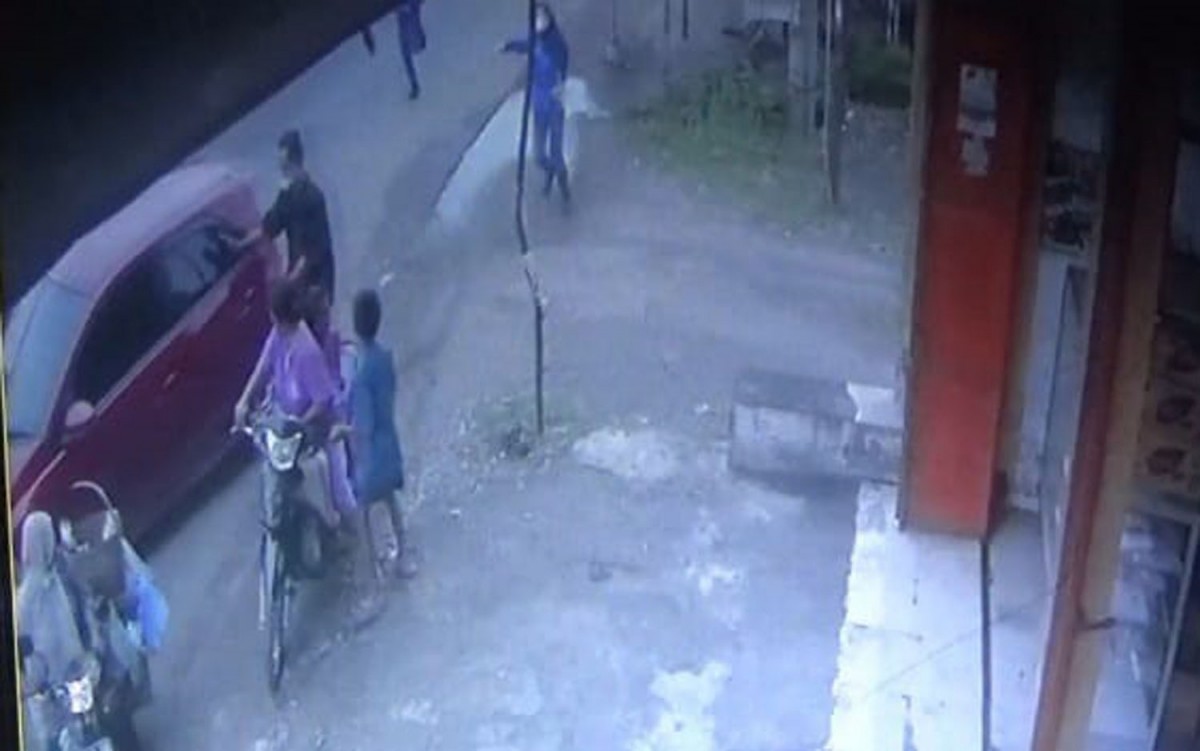 Tangkapan layar video CCTV peristiwa pencurian HP milik karyawan Indomaret di Jombang