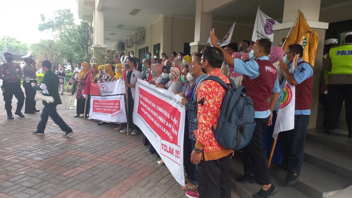 Demo tolak RUU Omnibus Law oleh OPK di Gedung DPRD Lamongan. (Foto : Adyad Ammy Iffansah/jatimnow.com)