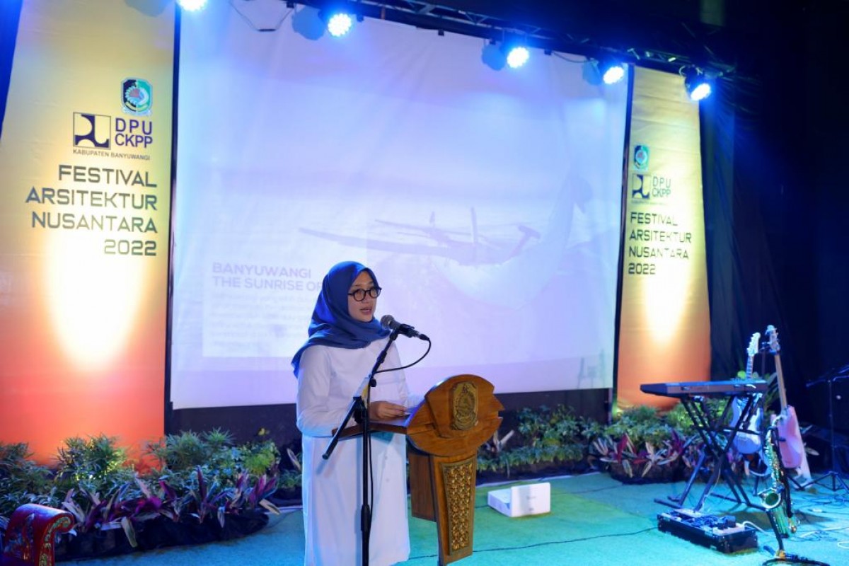 Ipuk saat menghadiri penganugerahan para pemenang lomba pada penutupan Festival Arsitektur Nusantara. (Foto: Humas Pemkab Banyuwangi)