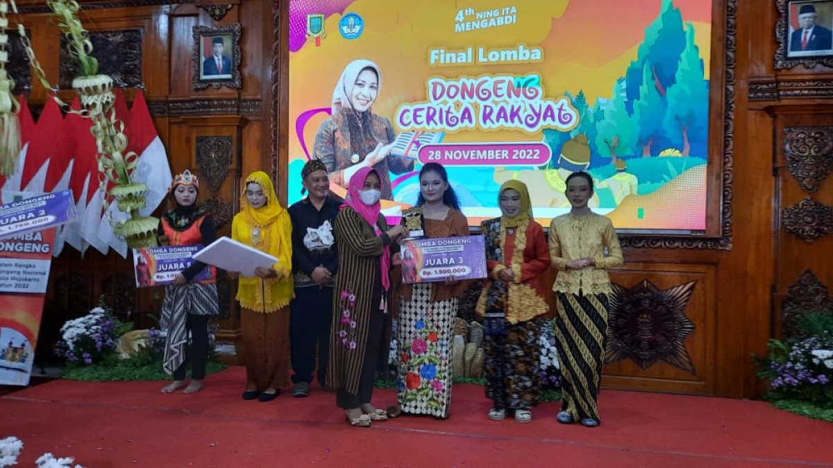 Wali Kota Mojokerto Ika Puspitasari bersama Kepala Dinas Pendidikan dan Kebudayaan Amin Wachid ketika memberikan piala ke peserta dongeng. (Foto: Achmad Supriyadi/jatimnow.com)