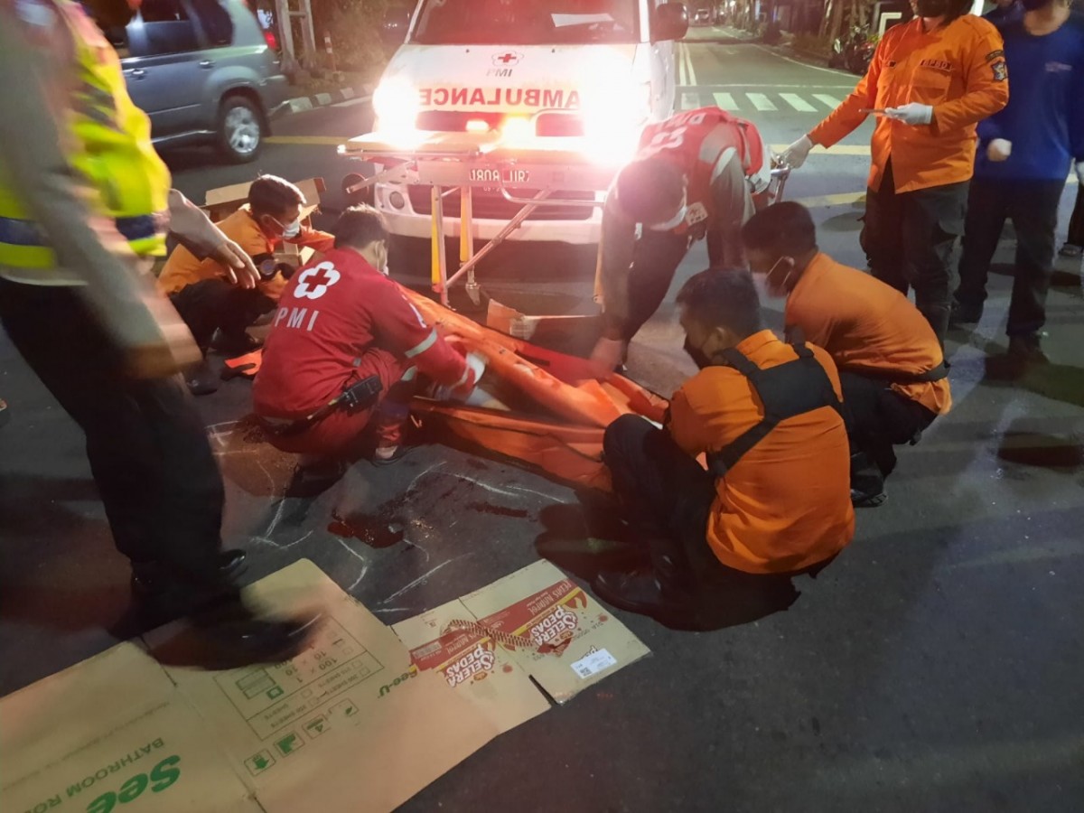 Korban saat dievakuasi petugas. (foto: BPBD Surabaya/jatimnow.com).