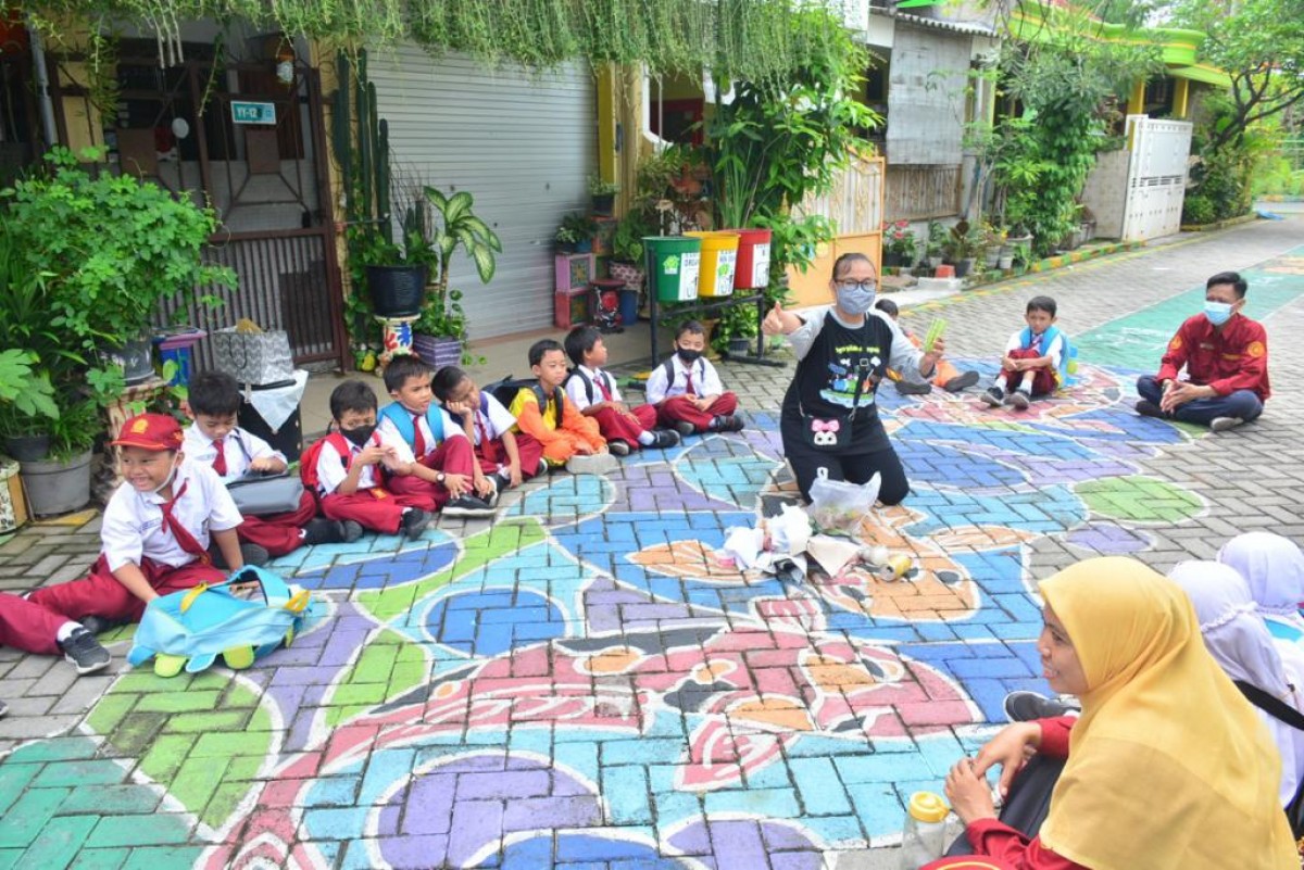 150 siswa SD Muhammadiyah 2 Sidoarjo saat berkunjung ke Kampung Edukasi Sampah. (Foto-foto: Edi Priyanto for jatimnow.com)