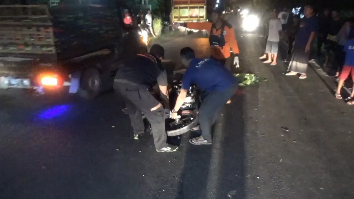 Warga saat mengevakuasi korban meninggal dari jalan raya Sumber Boto, Desa Japanan, Kecamatan Mojowarno. (Foto: Elok Aprianto/jatimnow.com)