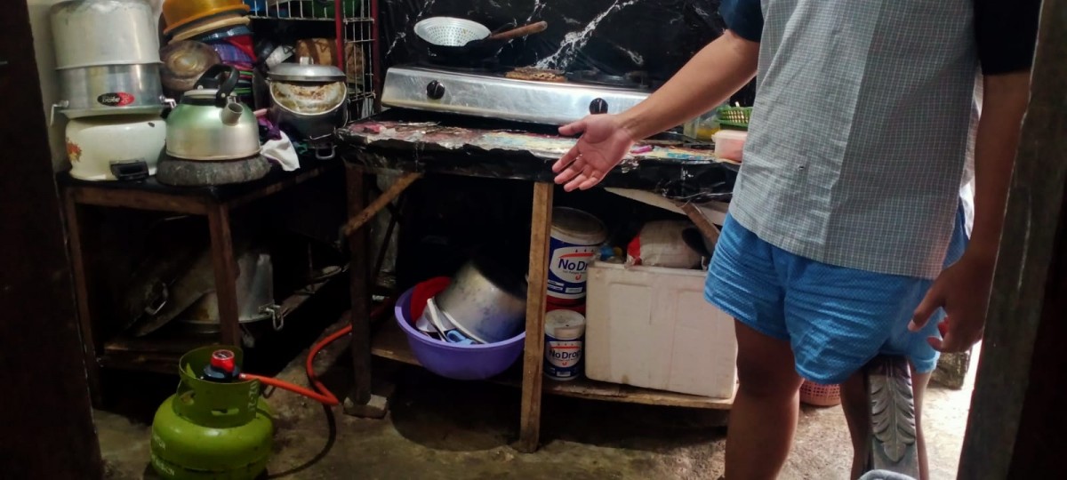 Korban menunjukkan tempat elpijinya yang hilang. (Galih Rakasiwi/jatimnow.com)