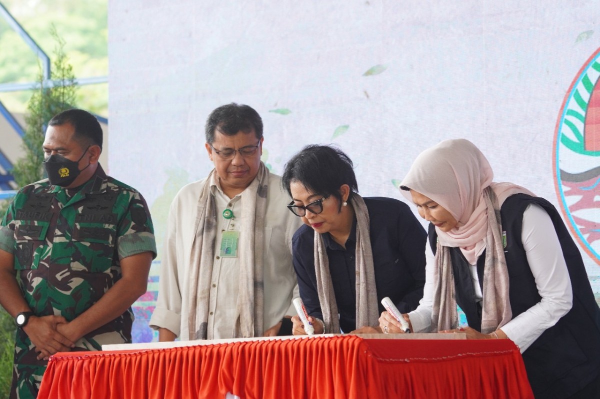 Dirjen PSLB3 KLHK, Rosa Vivien dan Wali Kota Batu Dewanti Rumpoko saat meresmikan zero waste education. (Diskominfo Kota Batu for Jatimnow.com)