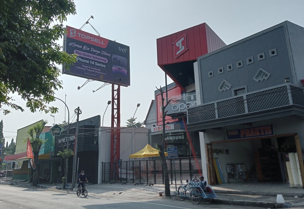 Bangunan papan reklame milik toko elektronik yang melanggar Perbup dan belum memiliki izin.(Foto: Elok Aprianto/jatimnow.com)