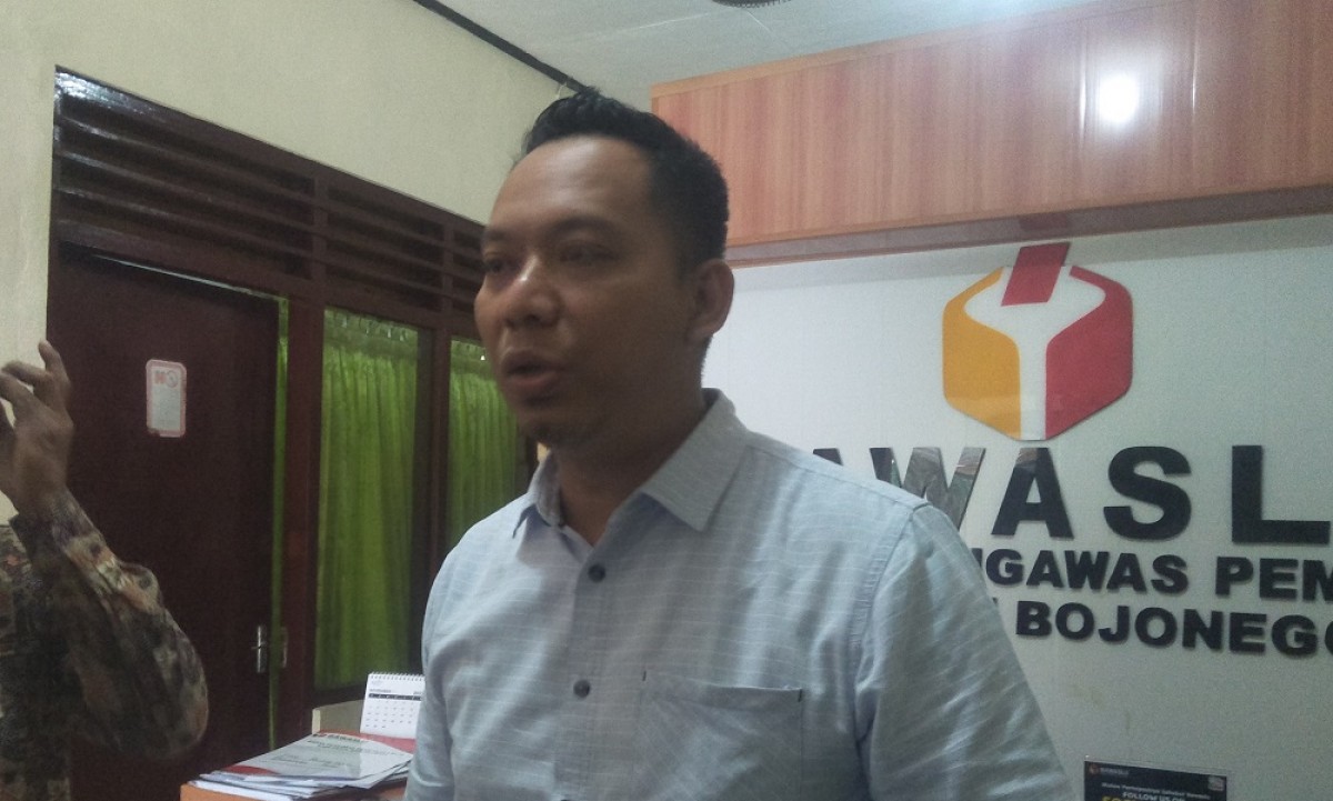 Badan Pengawas Pemilu (Bawaslu) Bojonegoro Mohammad Alfianto saat memberikan keterangan (Foto: Misbahul Munir/jatimnow.com)
