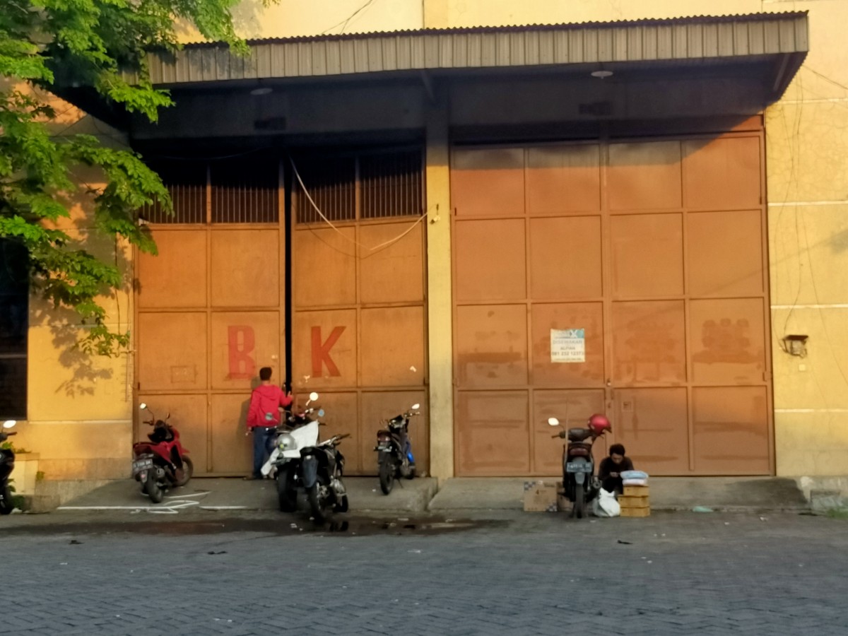 Gudang di Pergudangan Margomulyo Permai Surabaya yang digeledah, diduga oleh Densus 88 Polri (Foto: Fahrizal Tito/jatimnow.com)
