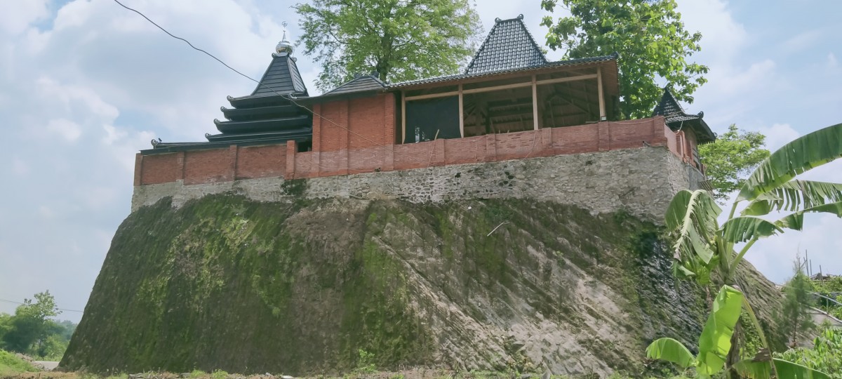 Bangunan makam Mbah buyut Sona yang kini tampak rapi dan kerap dikunjungi peziarah. (Foto-foto: Elok Aprianto/jatimnow.com)