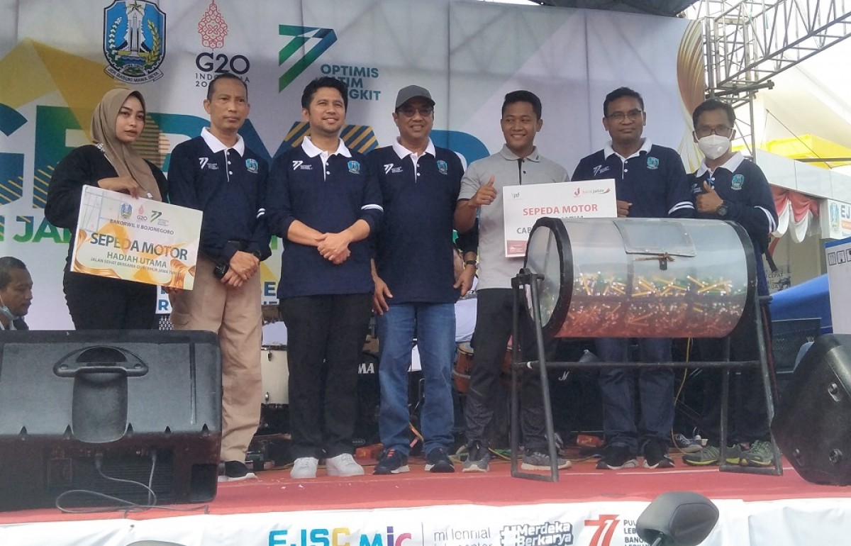 Wakil Gubernur Jawa Timur, Emil Elestianto Dardak menyerahkan hadiah utama 2 unit sepeda motor pada peserta jalan sehat. (Foto: Misbahul Munir/jatimnow.com)