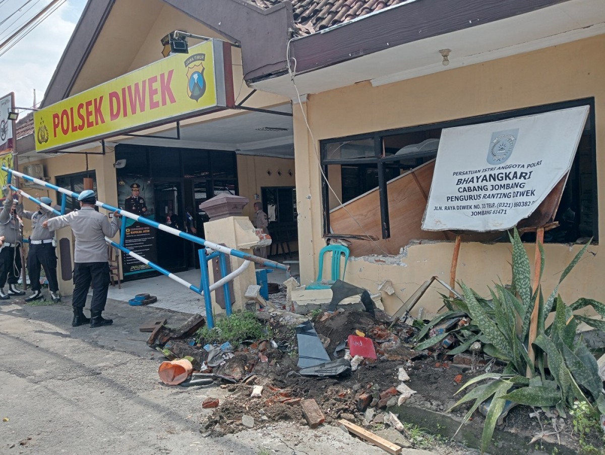 Kondisi kantor Polsek Diwek usai diseruduk truk. (Foto-foto: Elok Aprianto/jatimnow.com)