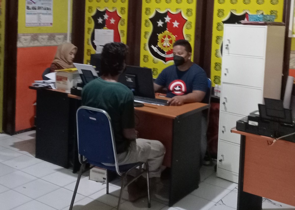 Pelaku penusukan pemulung asal Desa Banjardowo saat diperiksa polisi di Polsek Jombang Kota. (Foto: Elok Aprianto/jatimnow.com)