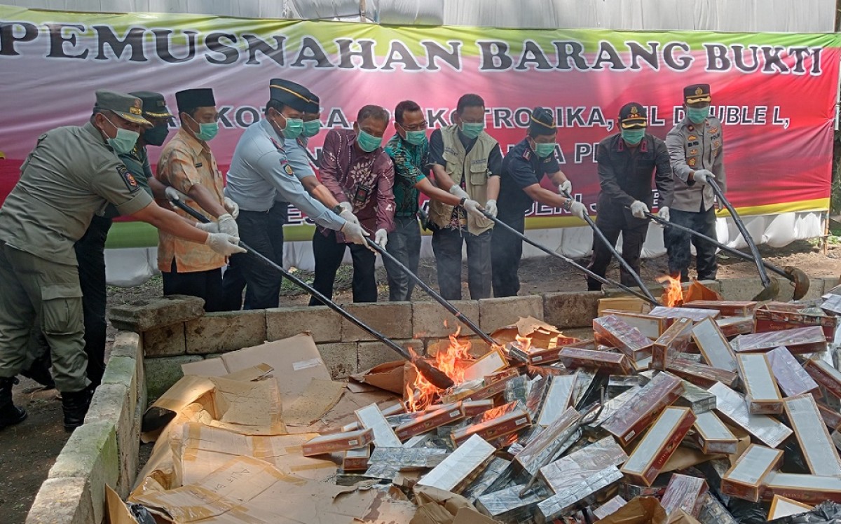 Pemusnahan barang bukti sabu, pil koplo, ganja, dan rokok ilegal tanpa pita cukai. (Foto: Elok Aprianto/jatimnow.com)