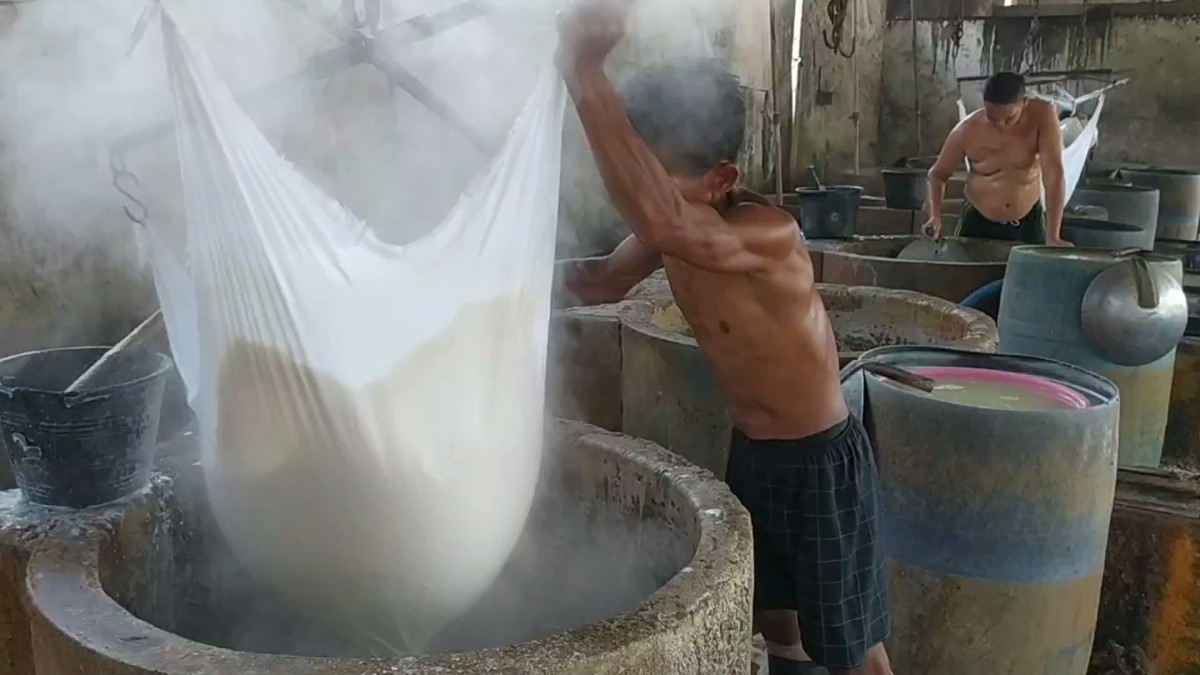 Proses pembuatan tahu di sentra industri tahu Desa Mayangan, Kecamatan Jogoroto, Kabupaten Jombang. (foto: Elok Aprianto/jatimnow.com)