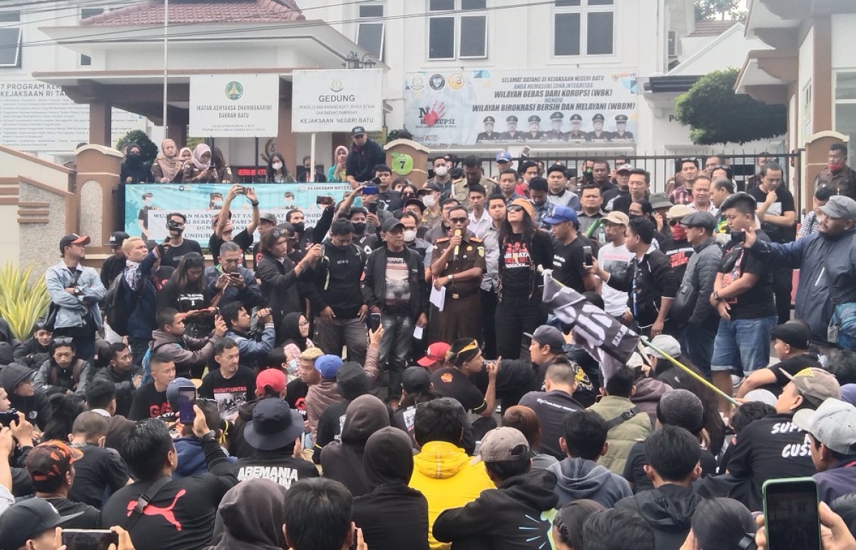 Massa berunjuk rasa di depan Kantor Kejari Kota Batu. (Foto: Galih Rakasiwi/jatimnow.com)