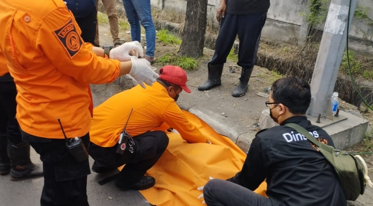 Evakuasi jenazah pria asal Bangkalan yang kecelakaan di Surabaya (Foto: BPBD Kota Surabaya)