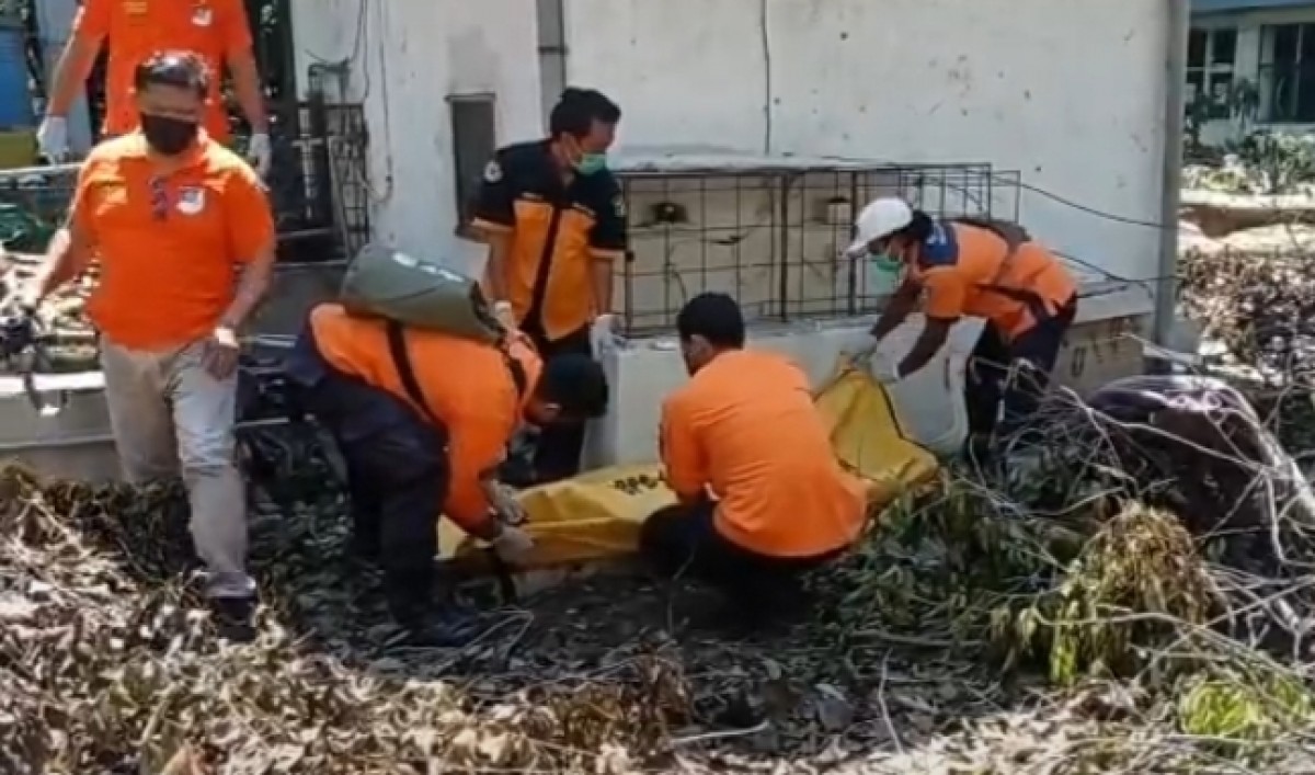 Petugas mengevakuasi jenazah korban meninggal karena tersengat listrik. (Foto: BPBD Kota Surabaya)