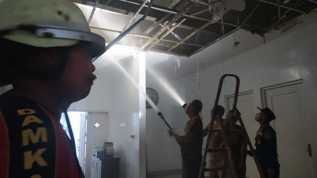 Pemadaman api yang membakar rumah di Lamongan. (Foto: Adyad Ammy Iffansah/jatimnow.com)