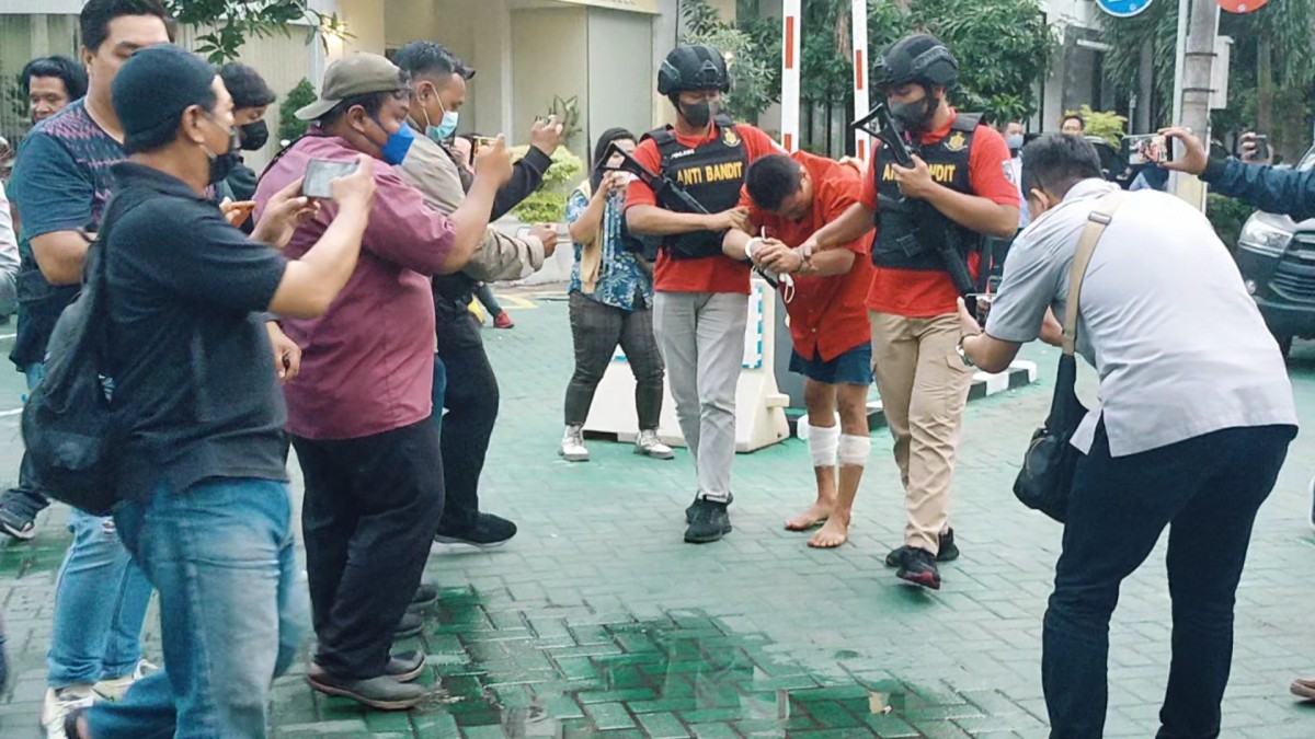 Salah satu pelaku curanmor dipapah petugas lantaran berusaha kabur saat hendak ditangkap. (foto: Farizal Tito)