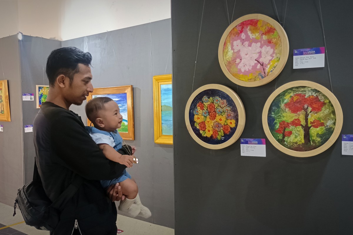Suasana pameran seni rupa Memori Bahagia dari Sanggar Daun di Gresik (Foto-foto: Sahlul Fahmi/jatimnow.com)