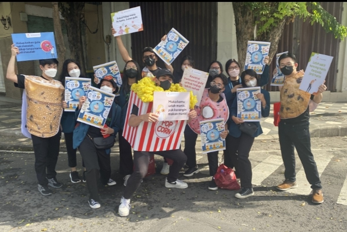 Mahasiswa kedokteran Ubaya kampanyekan “Stop Konsumsi Gula Berlebih” kepada pengunjung Car Free Day di Jalan Tunjungan, Minggu (13/11/2022). (foto: Ubaya for jatimnow.com)