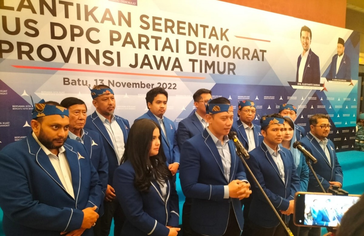 Ketua Umum Partai Demokrat, Agus Harimurti Yudhoyono memberikan keterangan kepada media. (foto: Galih Rakasiwi/jatimnow.com)