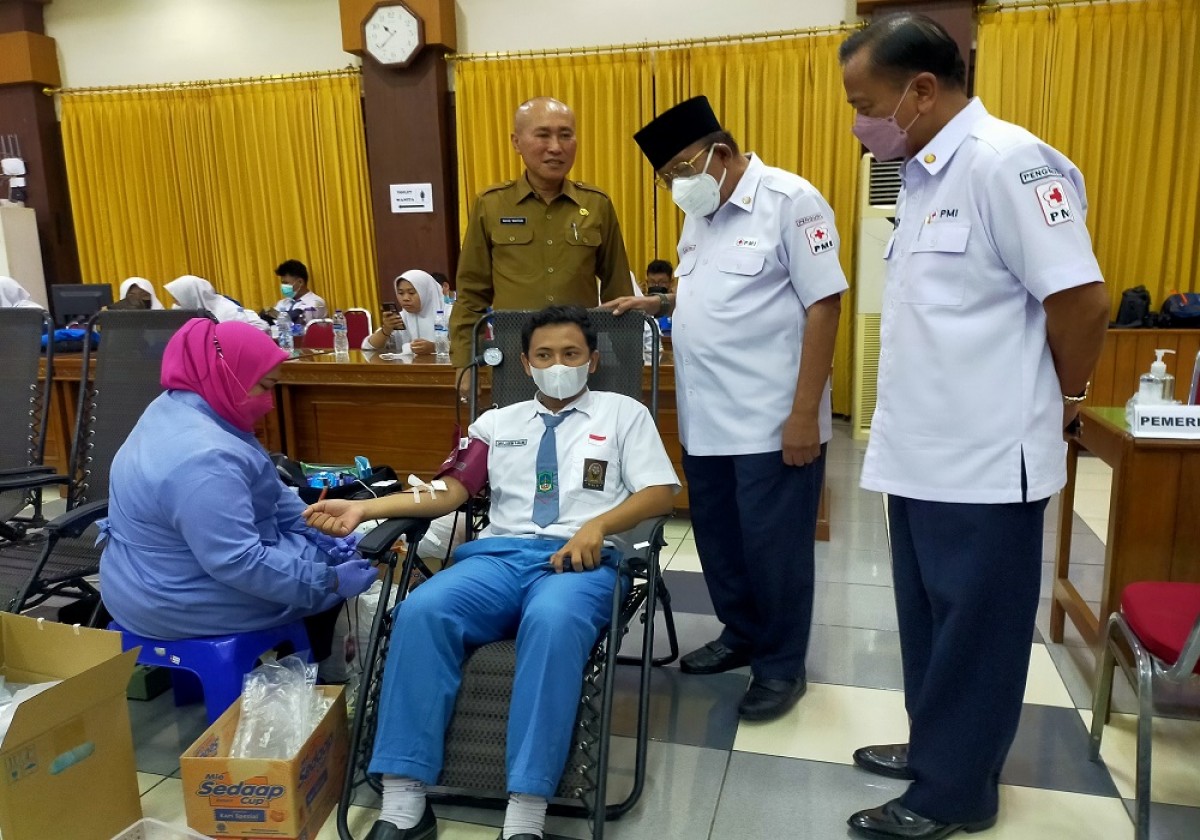 Dinas Pendidikan Jawa Timur bersama Palang Merah Indonesia (PMI) Jatim menggelar gerakan "1000 Insan Pendidikan Peduli Sesama Melalui aksi Donor Darah". (Foto: Fahrizal Tito/jatimnow.com)
