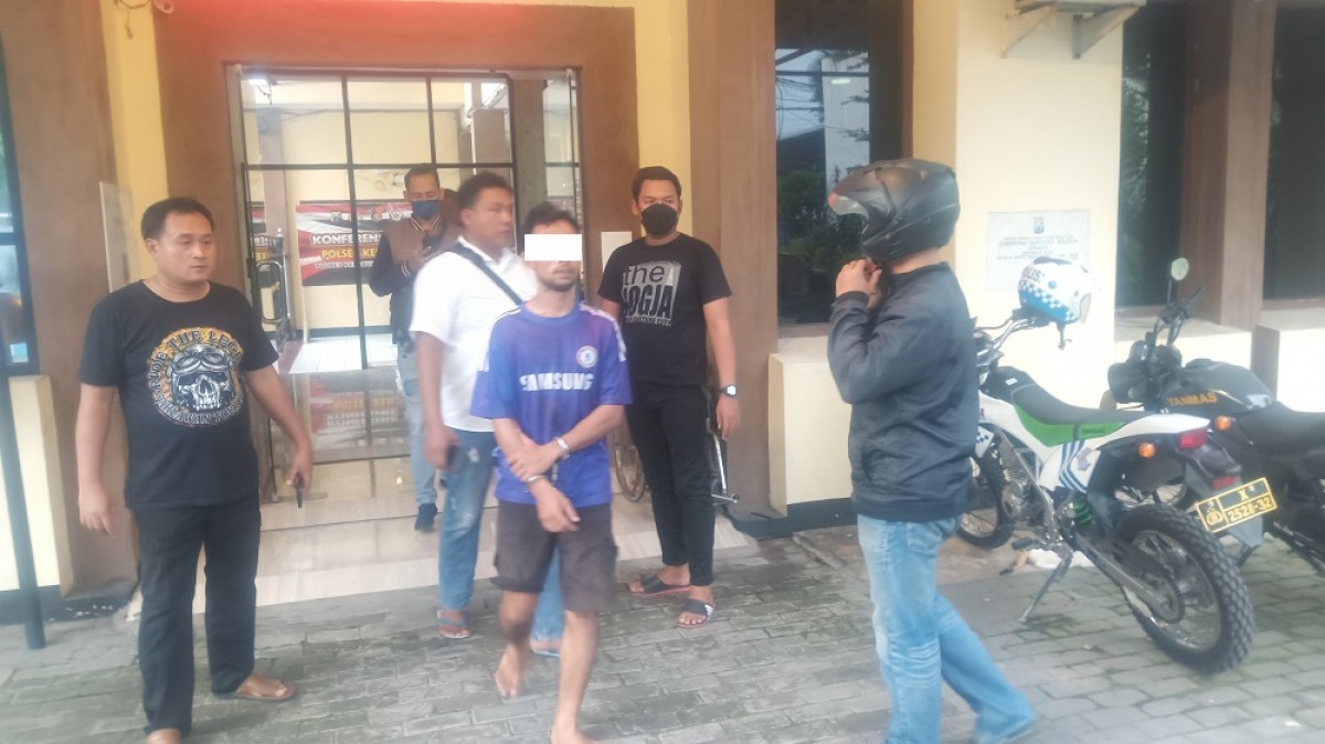 Pelaku perampasan handphone saat diamankan di Polsek Kenjeran setelah dievakuasi petugas dari amuk massa. (Foto: Zain Ahmad/jatimnow.com)