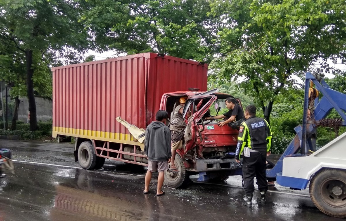 Mobil box saat dievakuasi. (Foto: Achmad Supriyadi/jatimnow.com)