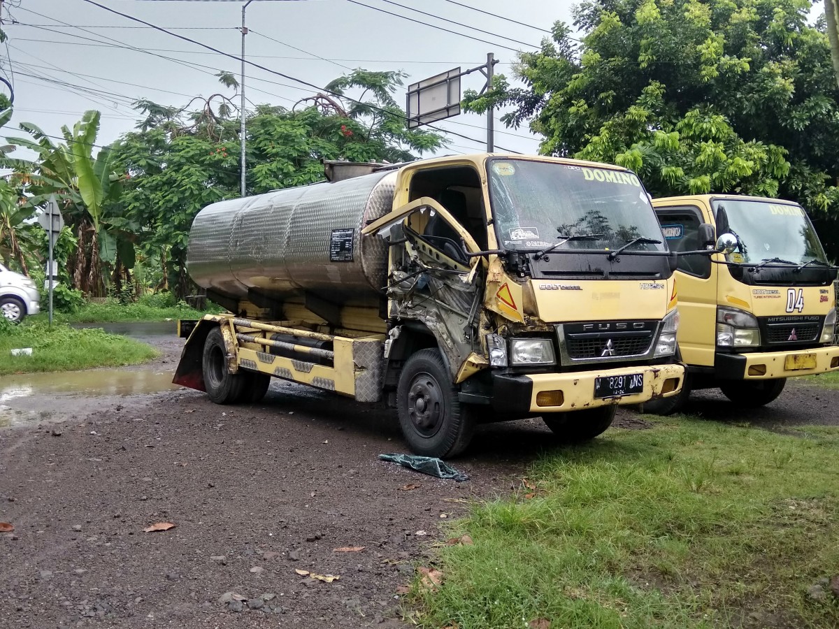 Truk tangki yang terlibat kecelakaan di Mojokerto (Foto: Achmad Supriyadi/jatimnow.com)